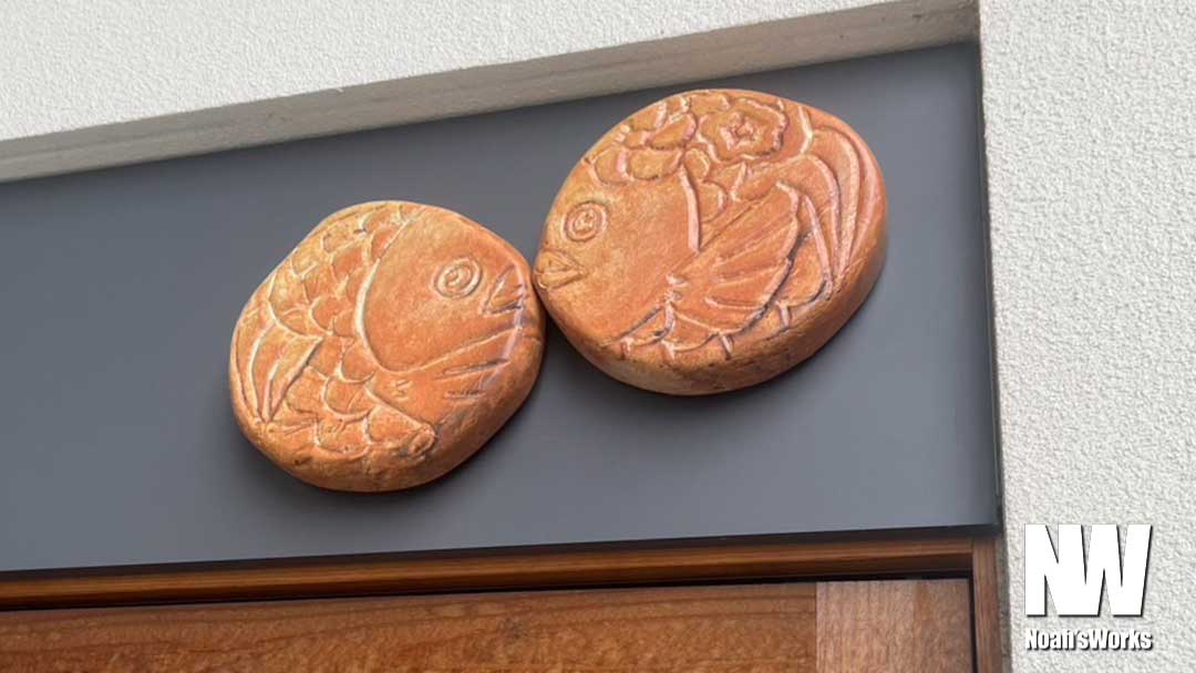 写真を撮りたくなる！たい焼き屋（わらしべ）さんの木製看板の魅力とは？