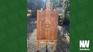 ☕やさしい存在感。木製イーゼル看板でお店の雰囲気を伝える